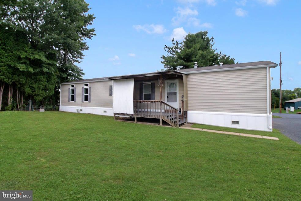 15 Woodland Ln, Mertztown, PA 19539